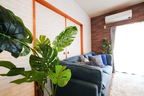 Living area - Uenoya Apt (Naha)