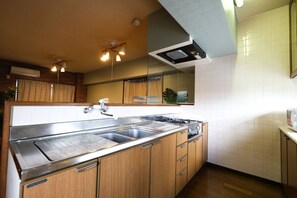 アパートメント 3 ベッドルーム | 専用簡易キッチン | 冷蔵庫、電子レンジ、コンロ、電気ポット