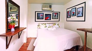 Rm 105 at Liezel's B&B, 1- 3 people | Individualmente decorados, individualmente mobiliados, roupa de cama