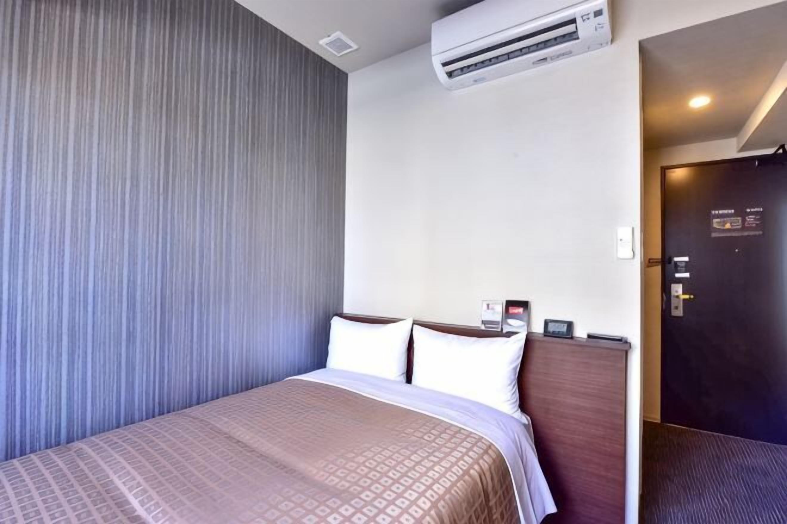 Desk, laptop workspace, free WiFi, bed sheets