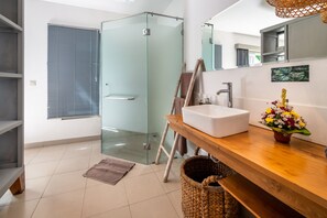 Badekar, hårføner og håndklær