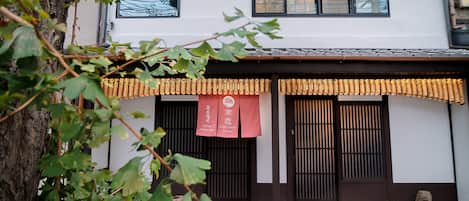 Fachada de la propiedad