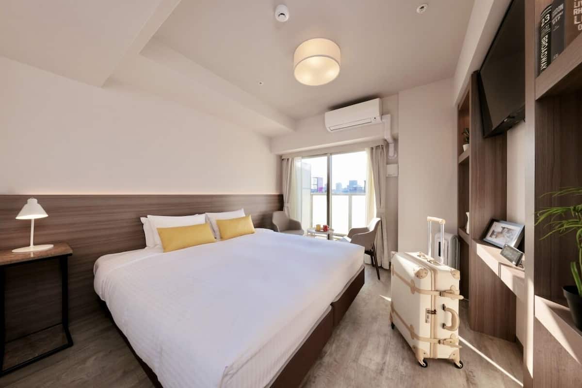 1 bedroom, down duvets, desk, laptop workspace