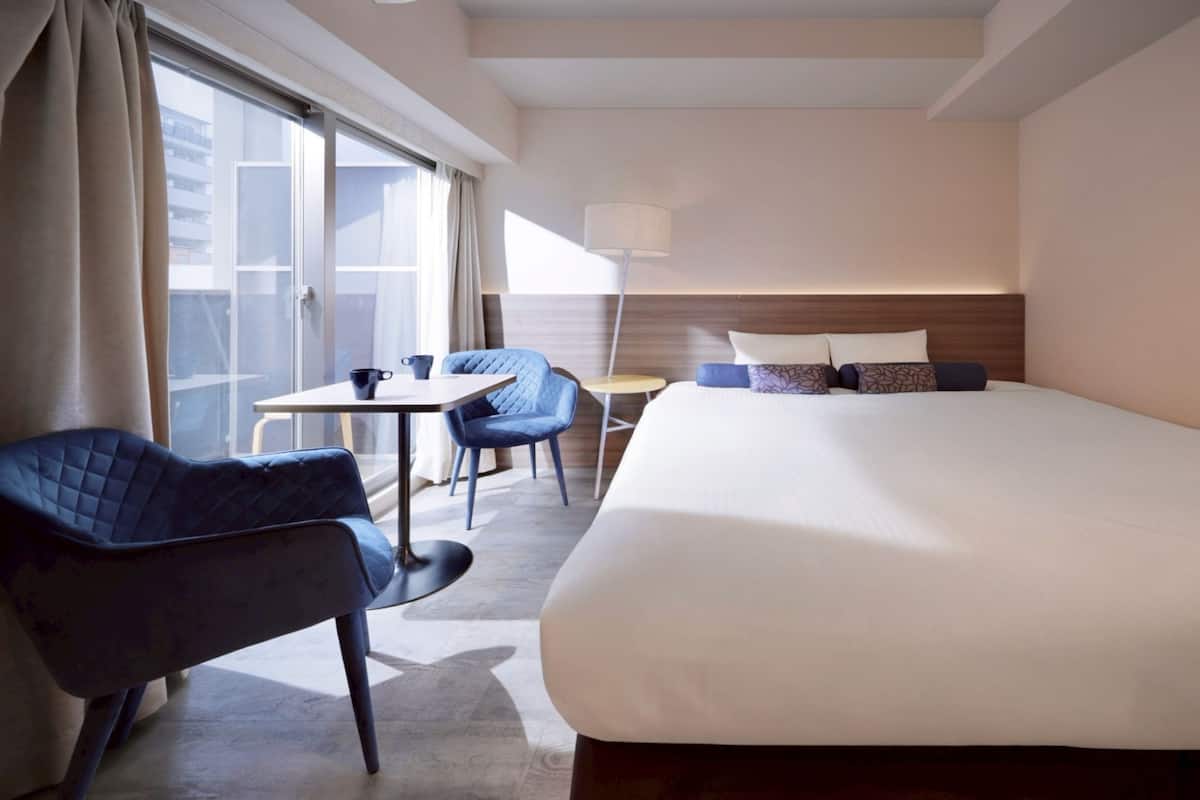 1 bedroom, down comforters, desk, laptop workspace