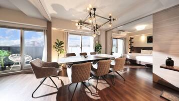 Estudio Deluxe | Área de sala de estar | Televisión de pantalla plana de 40 pulgadas con canales vía satélite