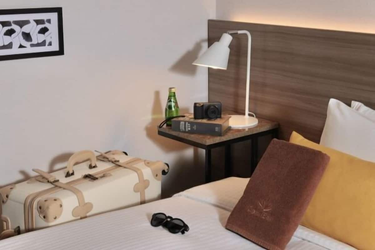 1 bedroom, down duvets, desk, laptop workspace
