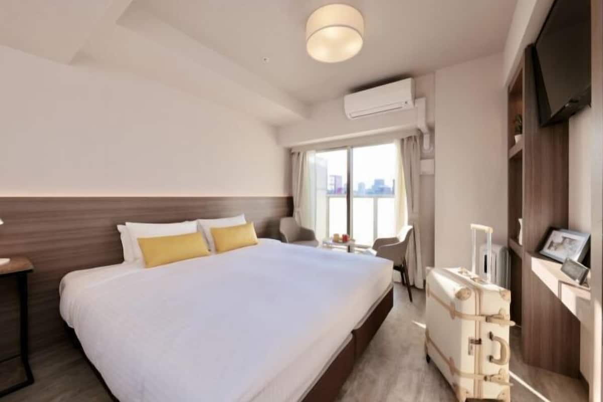 1 bedroom, down duvets, desk, laptop workspace