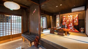 A traditional Japanese room with tatami flooring, a low wooden table, and a shoji screen door. - Kyokoi Kiyomizu (Kyoto)