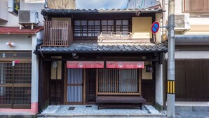 A traditional Japanese building with a wooden balcony, sliding doors, and a small bench outside. - Kyokoi Kiyomizusaryou (Kyoto)