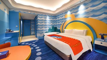 ميني بار وخزنة داخل الغرفة ومكتب وستائر تعتيم