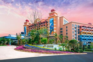 Front of property - Dolphin Bay Hotel (Yuxi)