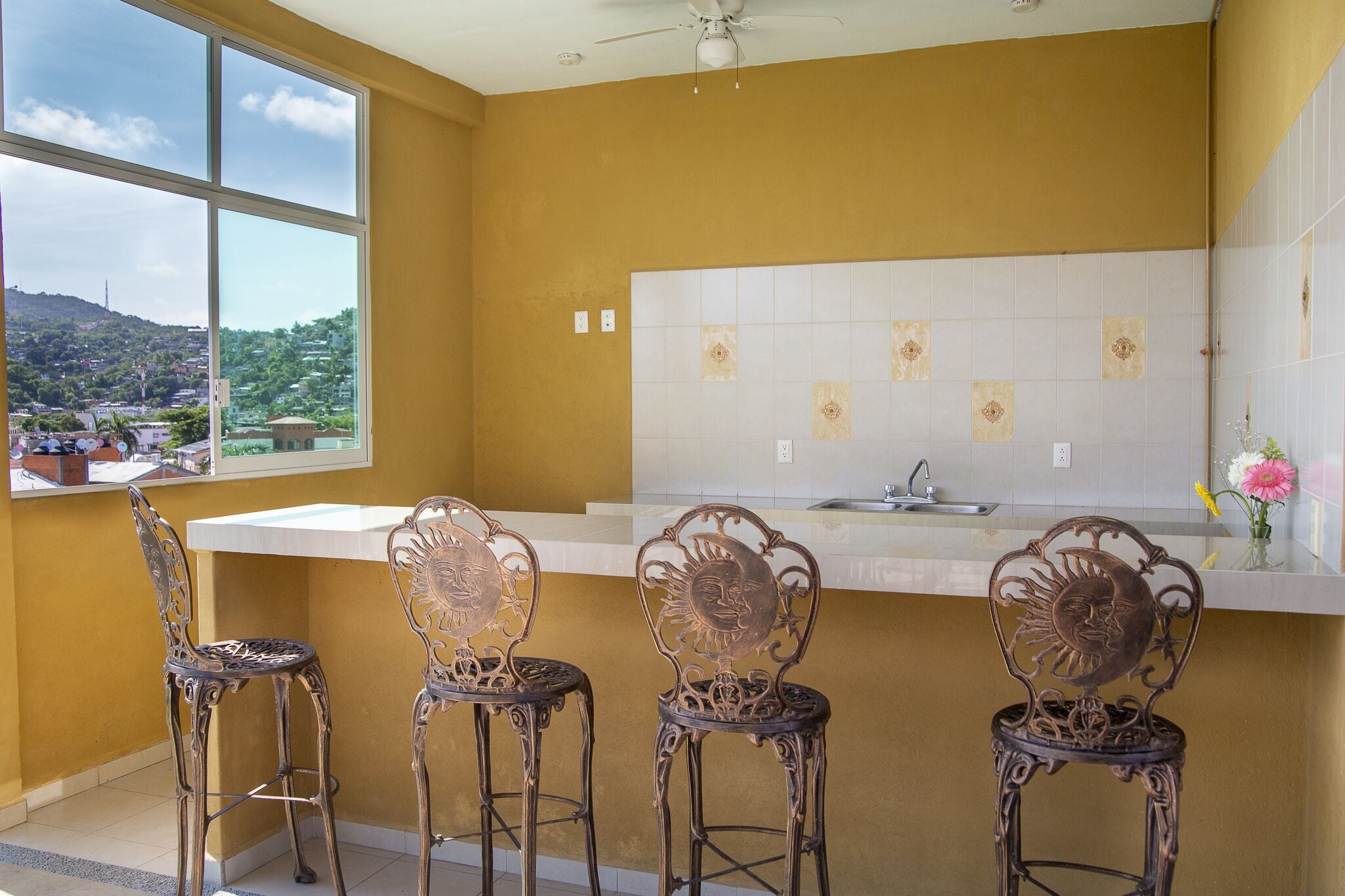 32-英寸电视（配备卫星频道）