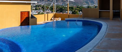 Una piscina al aire libre