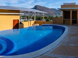 Una piscina al aire libre