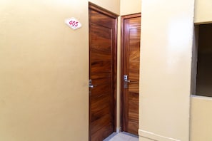 A wooden door with a number plate indicating room 405. - Fabuloso Hotel Las Vegas (Zihuatanejo)