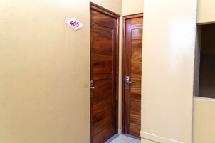 Una puerta de madera con una placa que indica la habitación 405.