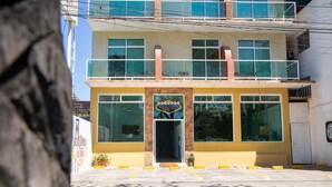 A two-story building with large windows and a balcony. - Fabuloso Hotel Las Vegas (Zihuatanejo)