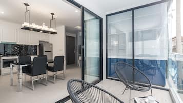 2-Bedroom Pool View | Brankas, meja kerja, tirai kedap cahaya, dan kedap suara