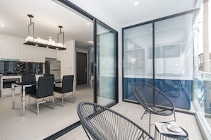 2-Bedroom Pool View | Coffre-fort, bureau, rideaux dâobscurcissement, systĂšme dâinsonorisation