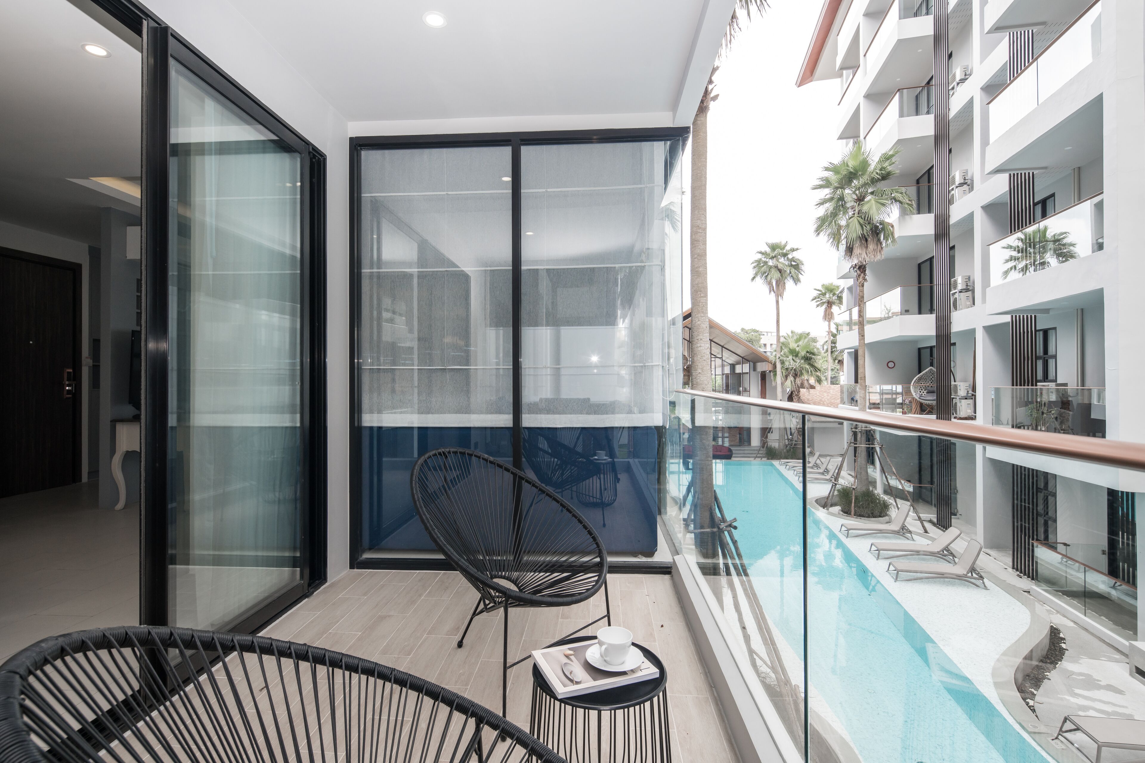 2-Bedroom Pool View | 客房內保險箱、書桌、遮光布/窗簾、隔音