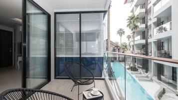 2-Bedroom Pool View | 2 makuuhuonetta, tallelokero huoneessa, työpöytä, pimennysverhot