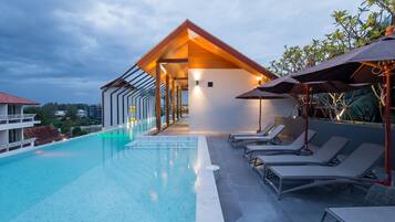 Ulkouima-allas, aurinkotuoleja