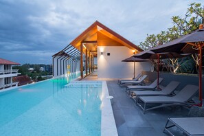 Outdoor pool, pool loungers - Palmyrah Surin Beach Residence (Choeng Thale)