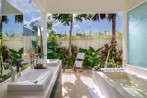 Separate bathtub and shower, deep-soaking bathtub, rainfall showerhead