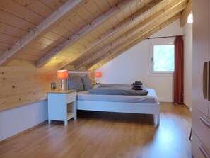 2 bedrooms, desk, iron/ironing board, WiFi