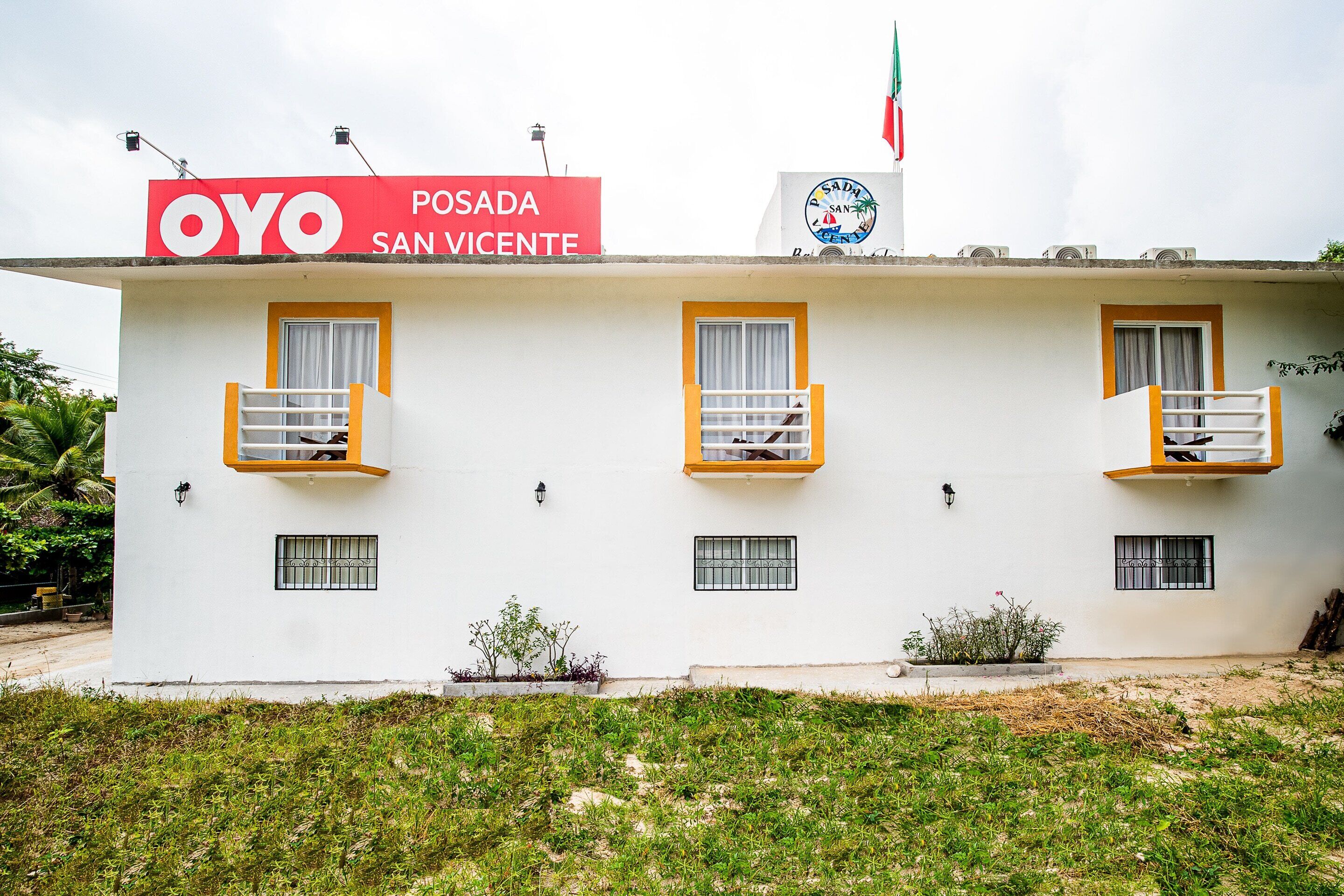 Un bâtiment sur lequel on peut lire l’inscription « OYO POSADA SAN VICENTE ».