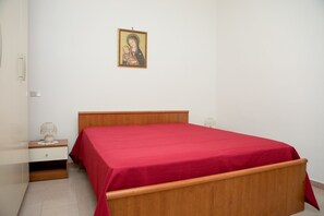 3 chambres, fer et planche Ă repasser