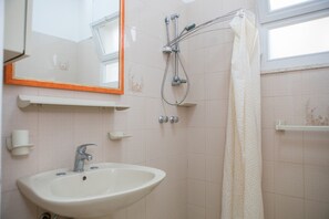 Dusche, Haartrockner, Bidet, Shampoo