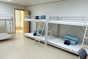 Slaapzaal, alleen voor mannen | 1 slaapkamer, een bureau, een laptopwerkplek, gratis wifi