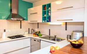 Een koelkast, een microgolfoven, een oven, een kookplaat