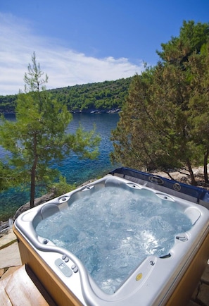 Outdoor spa tub