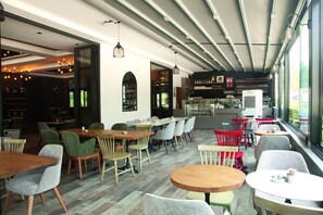 Desayuno con opciones de la cocina local incluido todos los días 