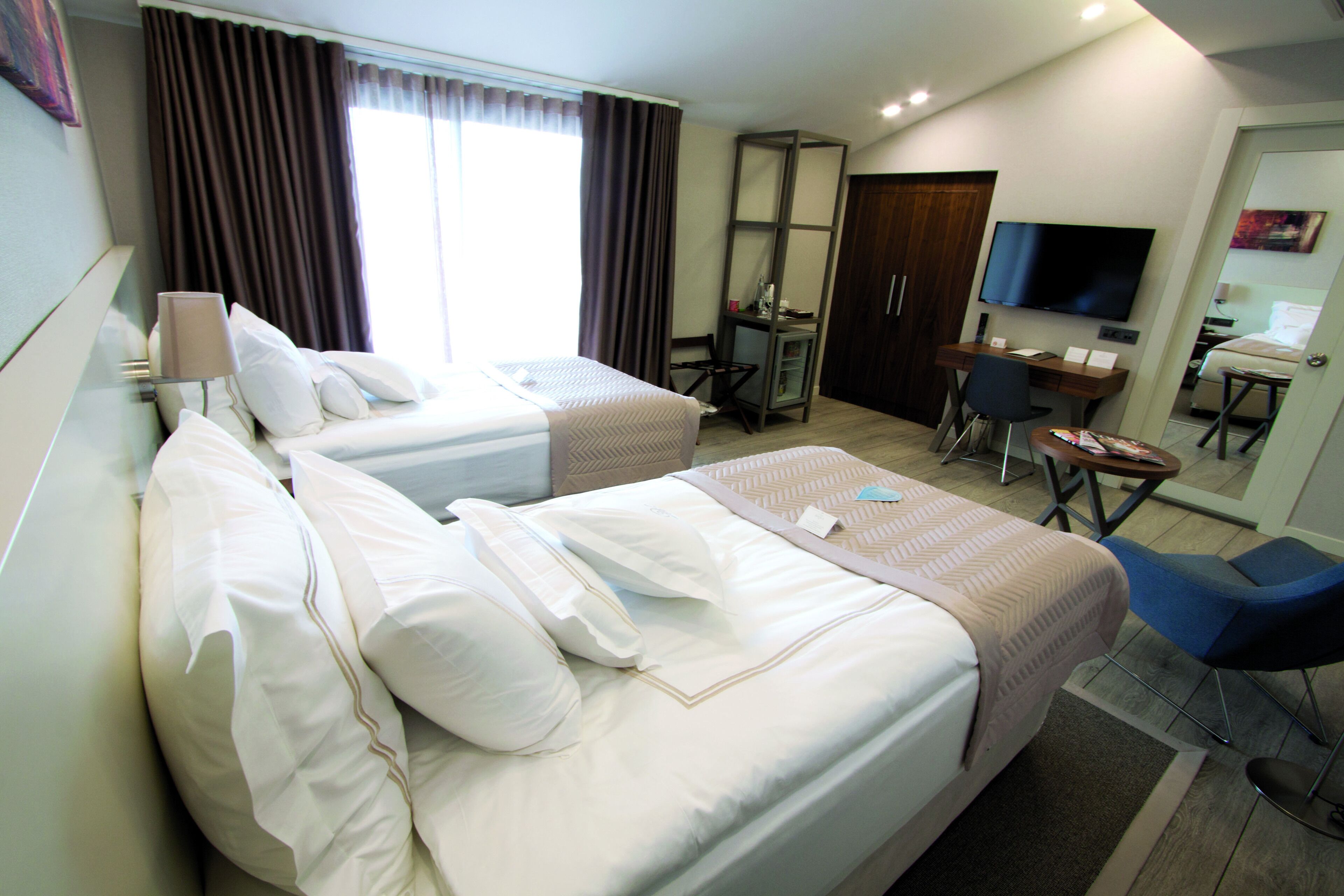 standard room | minibar, in-room safe, desk, blackout curtains