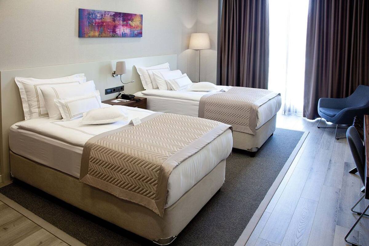 standard room | minibar, in-room safe, desk, blackout curtains