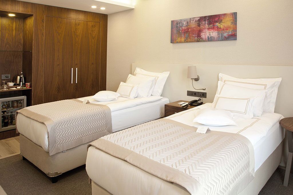 standard room | minibar, in-room safe, desk, blackout curtains