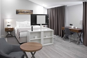 Habitación Deluxe | Minibar, caja de seguridad en la habitación y escritorio