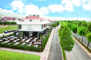 A hotel with outdoor seating and a red roof. - Casa Bianca Hotel (Denizli)