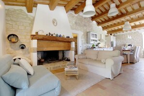 Télévision, cheminée