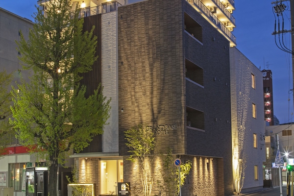 Boendets fasad - kväll/natt