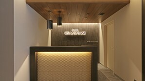Een receptiebalie met een houten plafond en een muur met verticale lijnen.