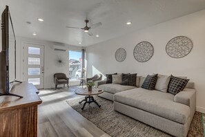 TV, Netflix, streaming services - Pool Open! | 2 hot tubs, Very Warm Pool  | Disney+, YouTubeTV | New in 2020 | #36 (Saint George)