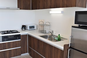 Casa (Private Villa) | Cocineta privada | Refrigerador, microondas, parrilla de estufa y tetera eléctrica 