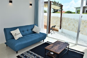 Casa (Private Villa) | Sala de estar | Televisión de pantalla plana 