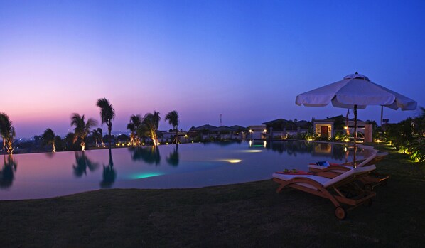 สระว่ายน้ำกลางแจ้ง