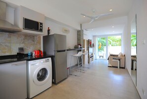 Villa – basic | Eget kjøkken | Kjøleskap, mikrobølgeovn, kokeplater og kaffetrakter/tekoker