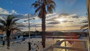 Terrace/patio - In the heart of Rochelongue—a bright apartment with a terrace offering ocean views and beach access. (Agde)